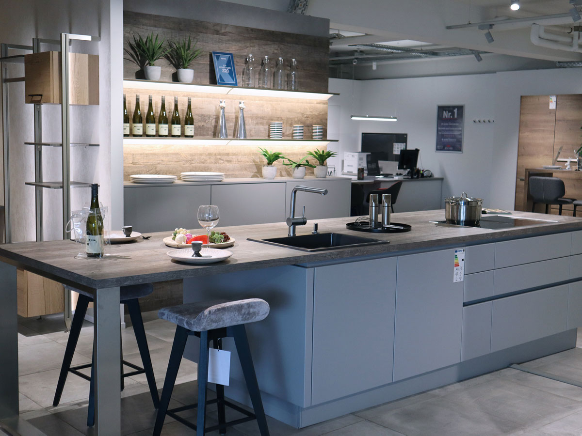 Nobilia Einbau-Küche mit Kochinsel, Sitzgelegenheit und Elektrogeräten - Musterküche KBK6