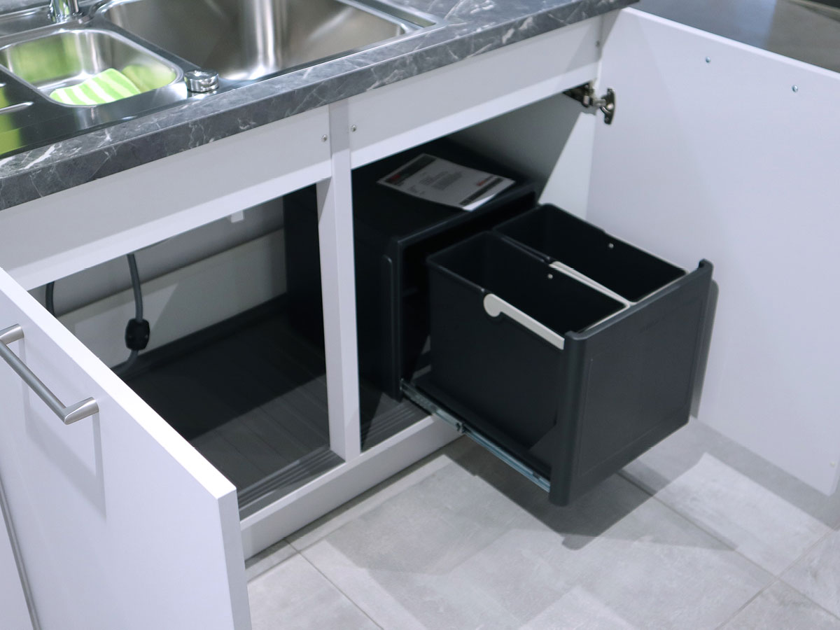 Nobilia Einbau-Küche mit Sitzgelegenheit und Elektrogeräten - Musterküche KBK9
