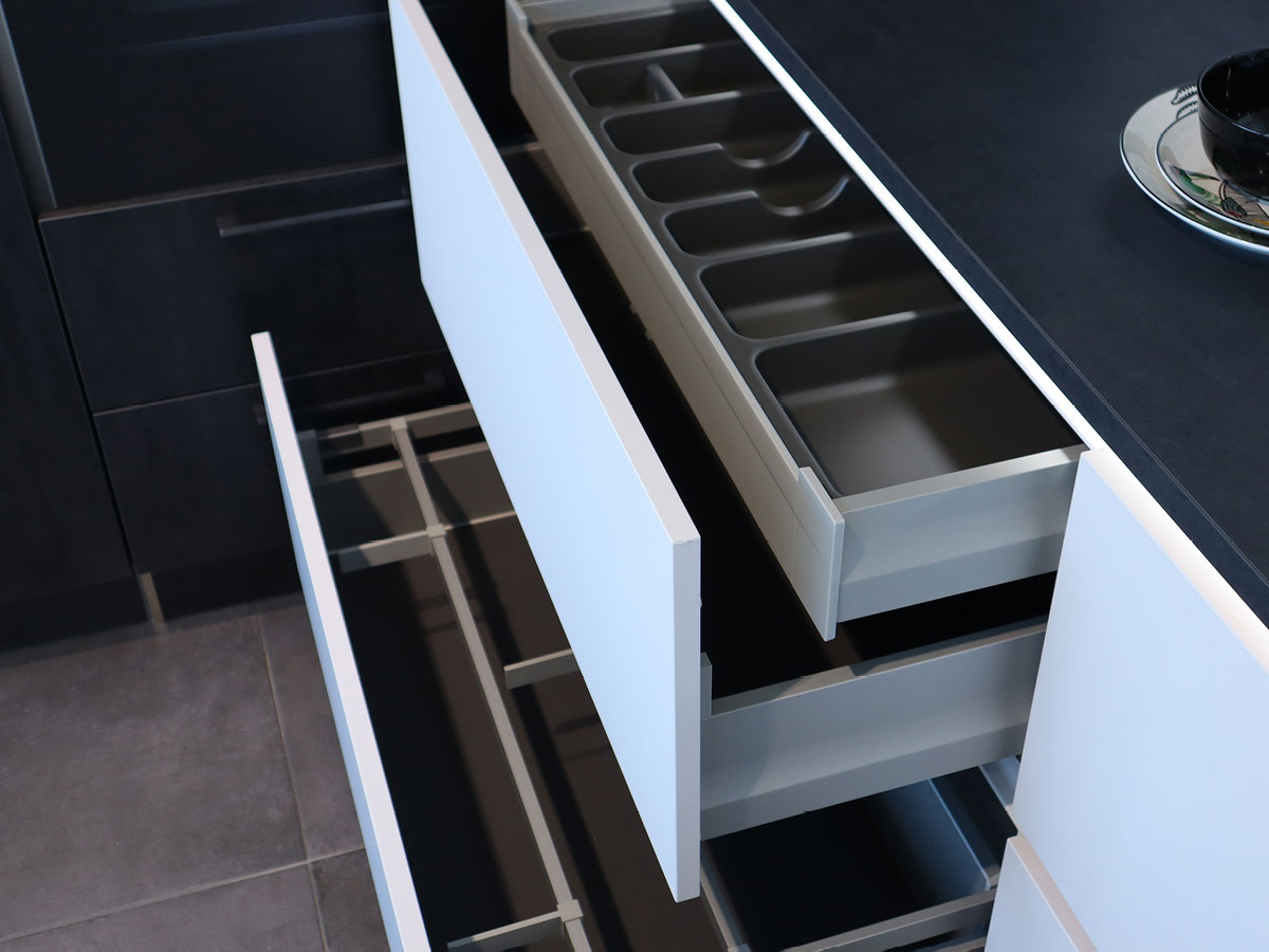 Häcker Einbau-Küche G-Form mit Haushaltsraum & Elektrogeräten - Musterküche KCR7
