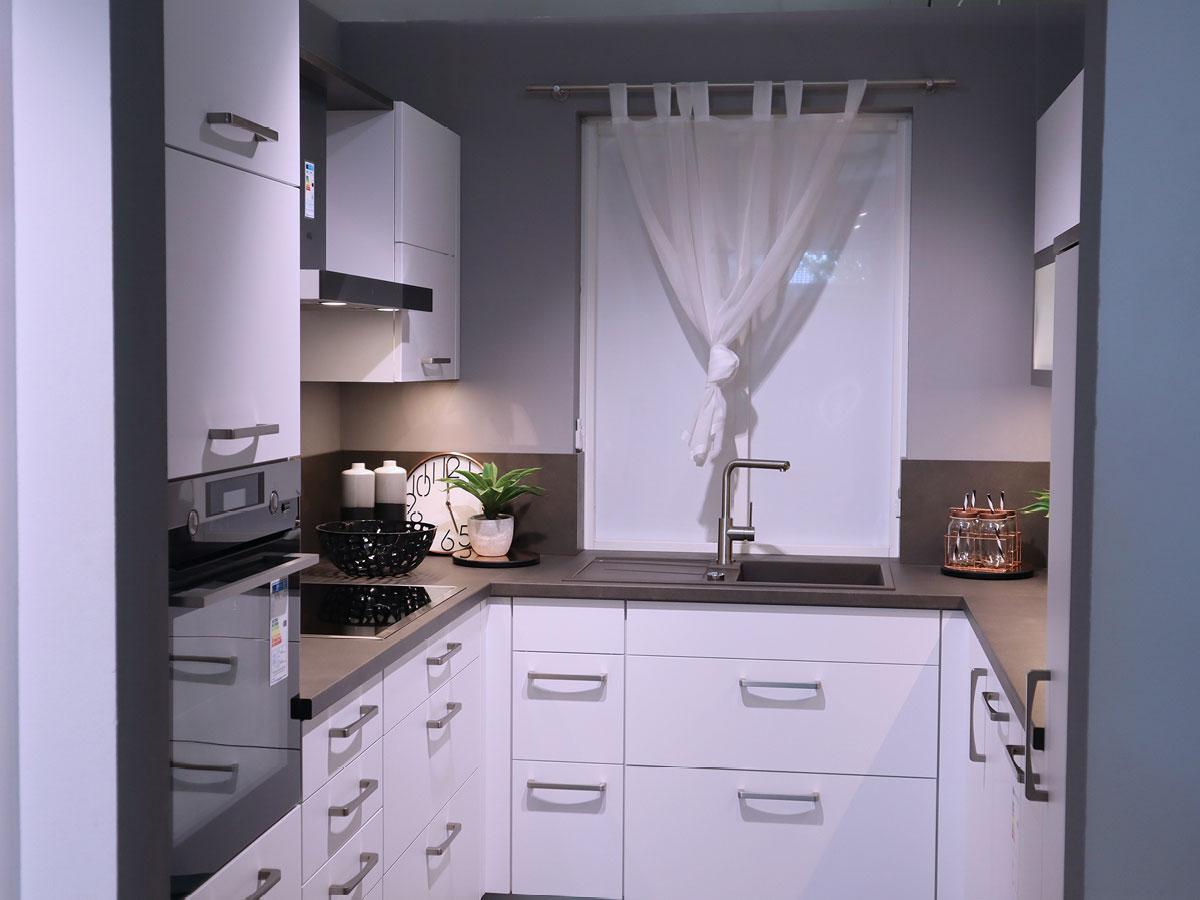 Nobilia Einbau-Küche in U-Form mit Elektrogeräten - Abverkaufsküche KCR20