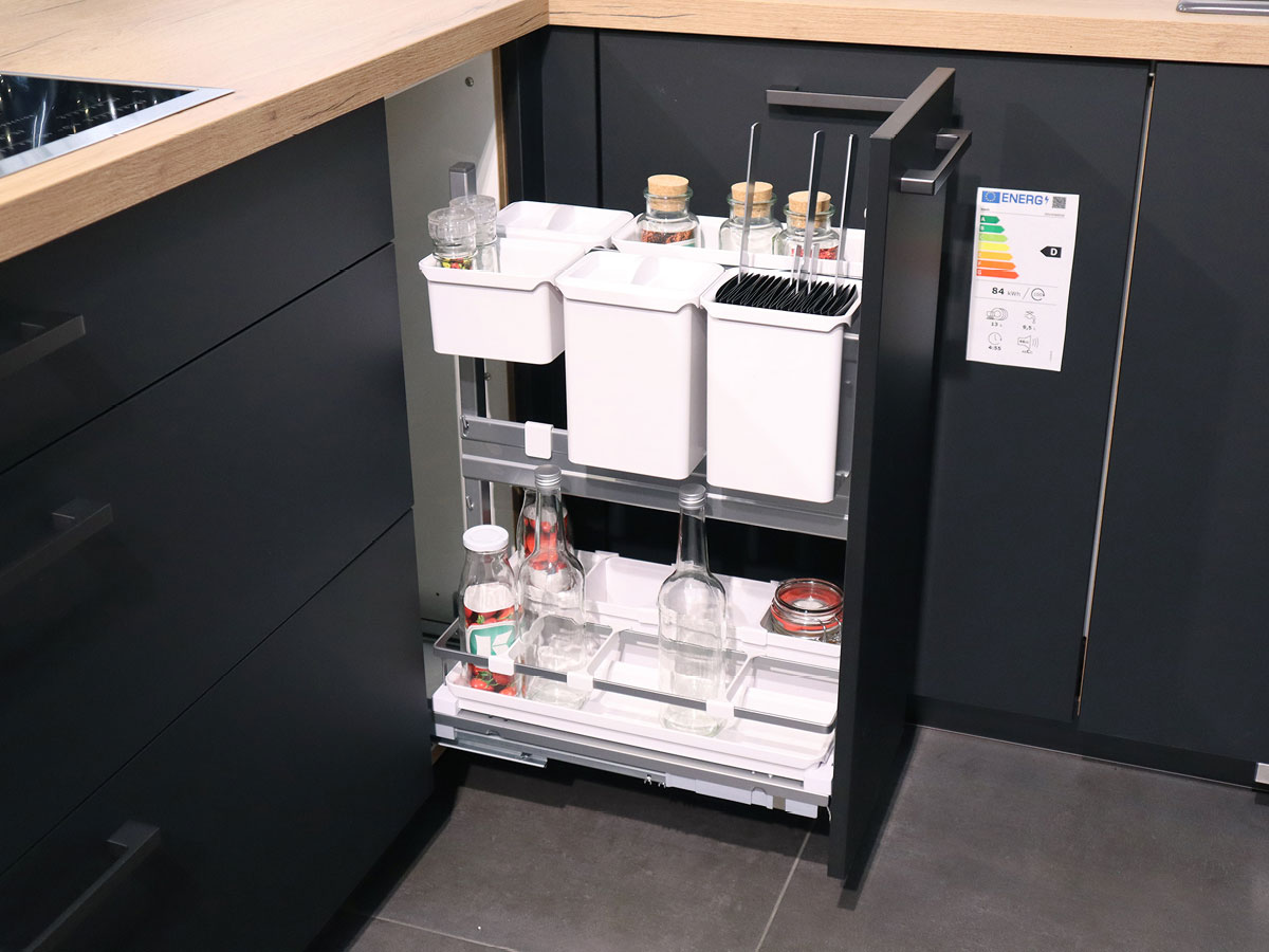 Nobilia Einbau-Küche mit Sitzgelegenheit und Elektrogeräten - Musterküche KCR22