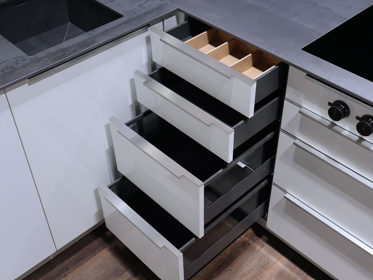 Häcker Einbauküche U-Form mit Elektrogeräten - Abverkaufsküche KSD9