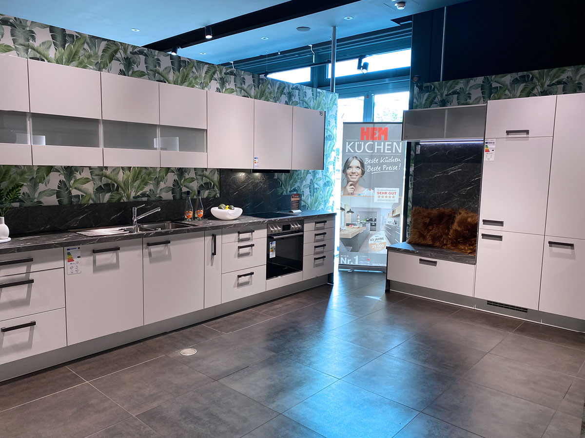 Nobilia Einbau-Küche L-Form mit separater Regalwand und Elektrogeräten - Musterküche KSD16