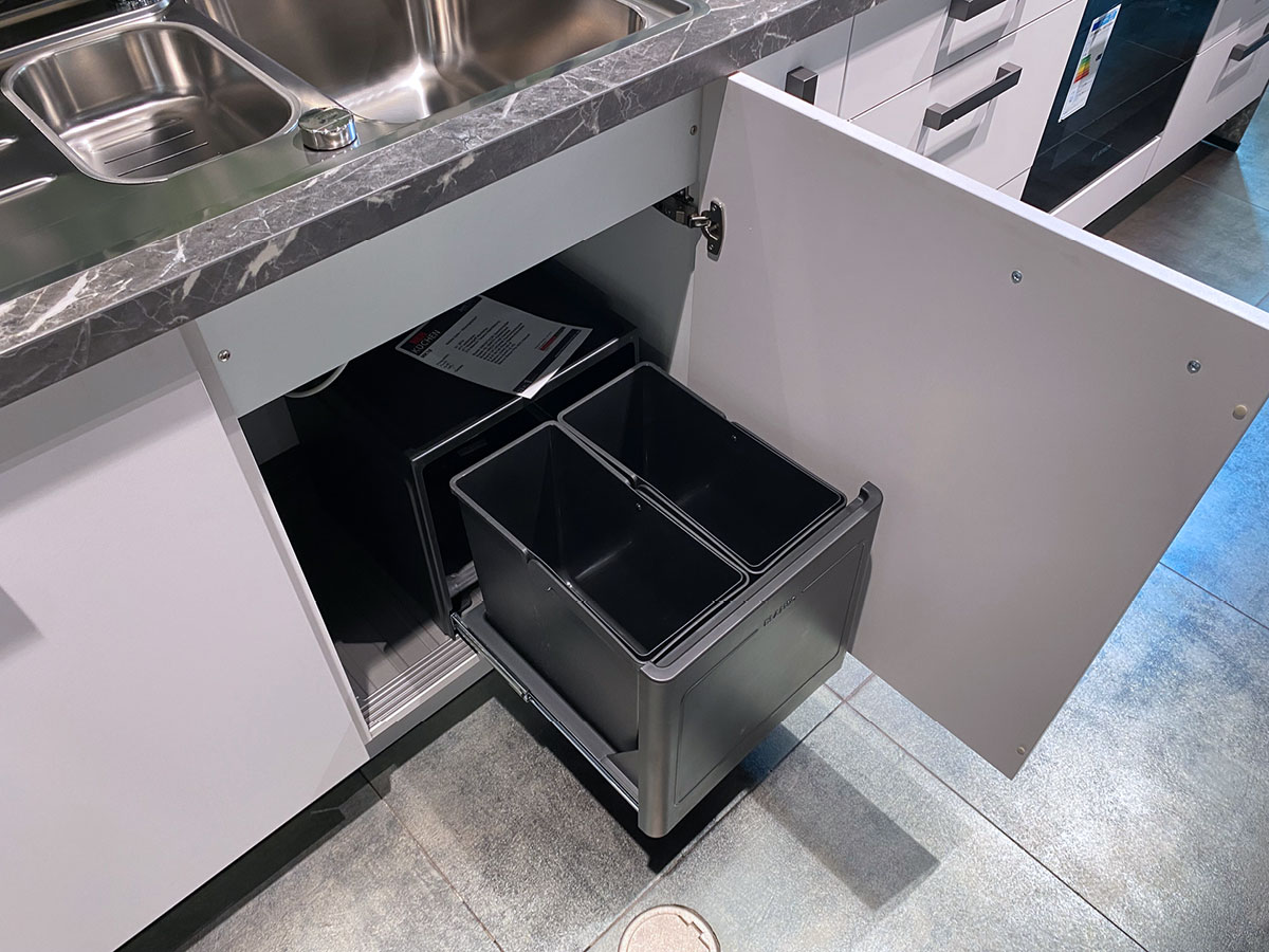 Nobilia Einbau-Küche L-Form mit separater Regalwand und Elektrogeräten - Musterküche KSD16