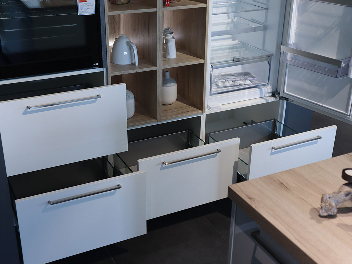 Nobilia Einbau-Küche mit Sitzgelegenheit & Elektrogeräten - Abverkaufsküche KSH2