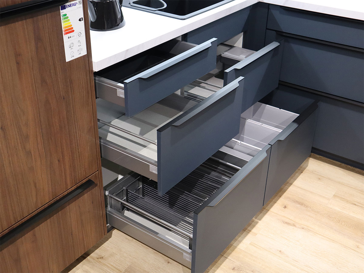 Nobilia Einbau-Küche L-Form mit Elektrogeräten - Abverkaufsküche KSH5