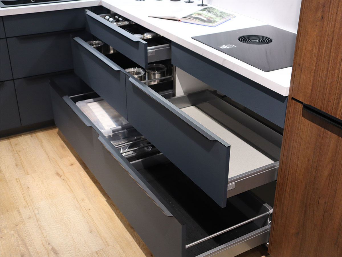 Nobilia Einbau-Küche L-Form mit Elektrogeräten - Abverkaufsküche KSH5