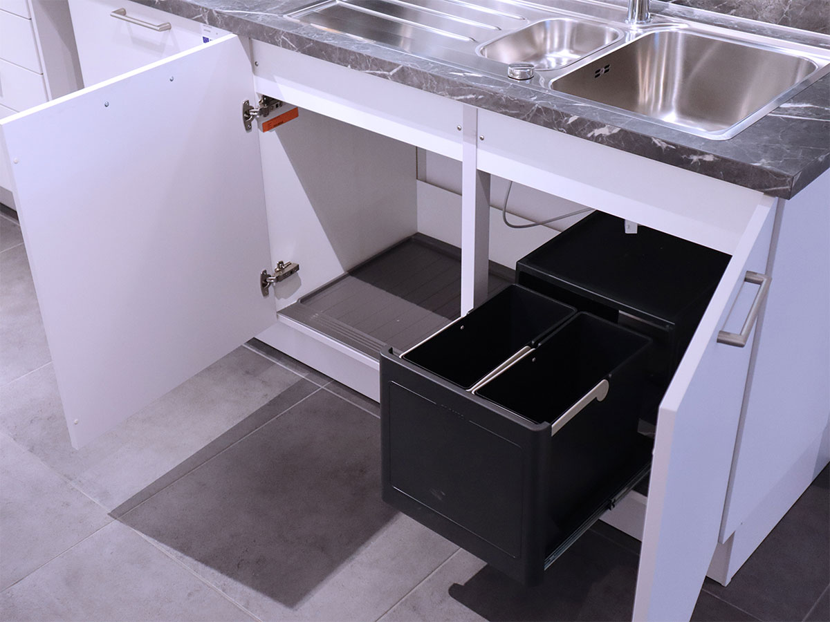 Nobilia Einbau-Küche mit Sitzgelegenheit und Elektrogeräten - Musterküche KSH16