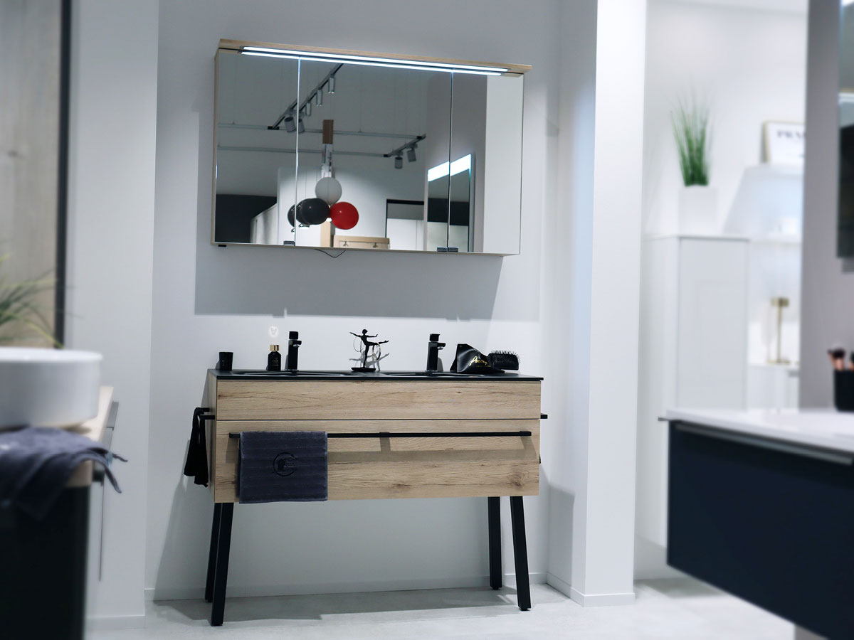 Nobilia Badezimmer Waschtisch mit Spiegel - Musterbad MGH15-1