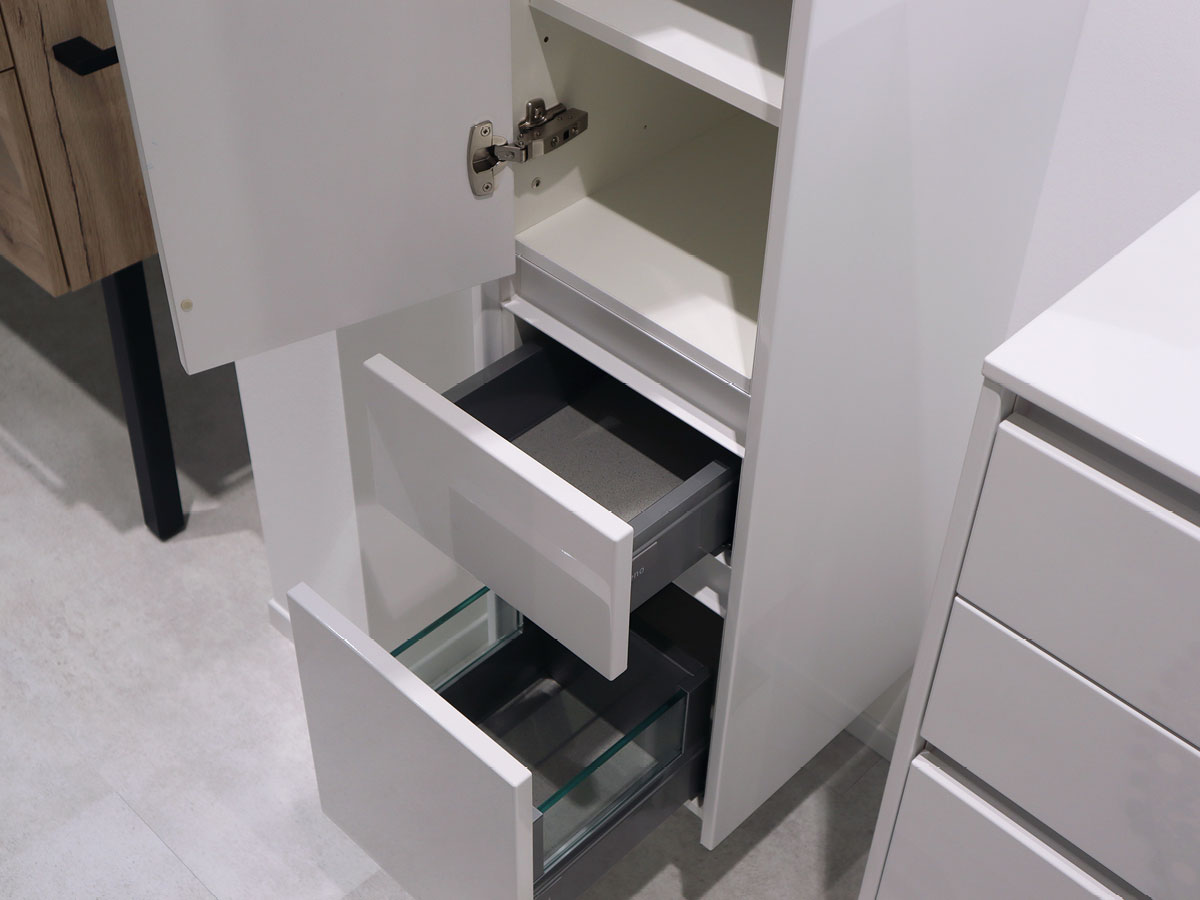 Nobilia Badezimmer mit Waschtischschrank und Spiegel - Musterbad MGH15-2