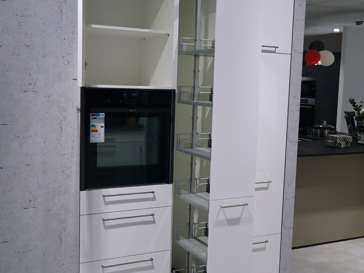 Nobilia Einbauküche mit separater Schrankwand und Elektrogeräten - Musterküche MGH7