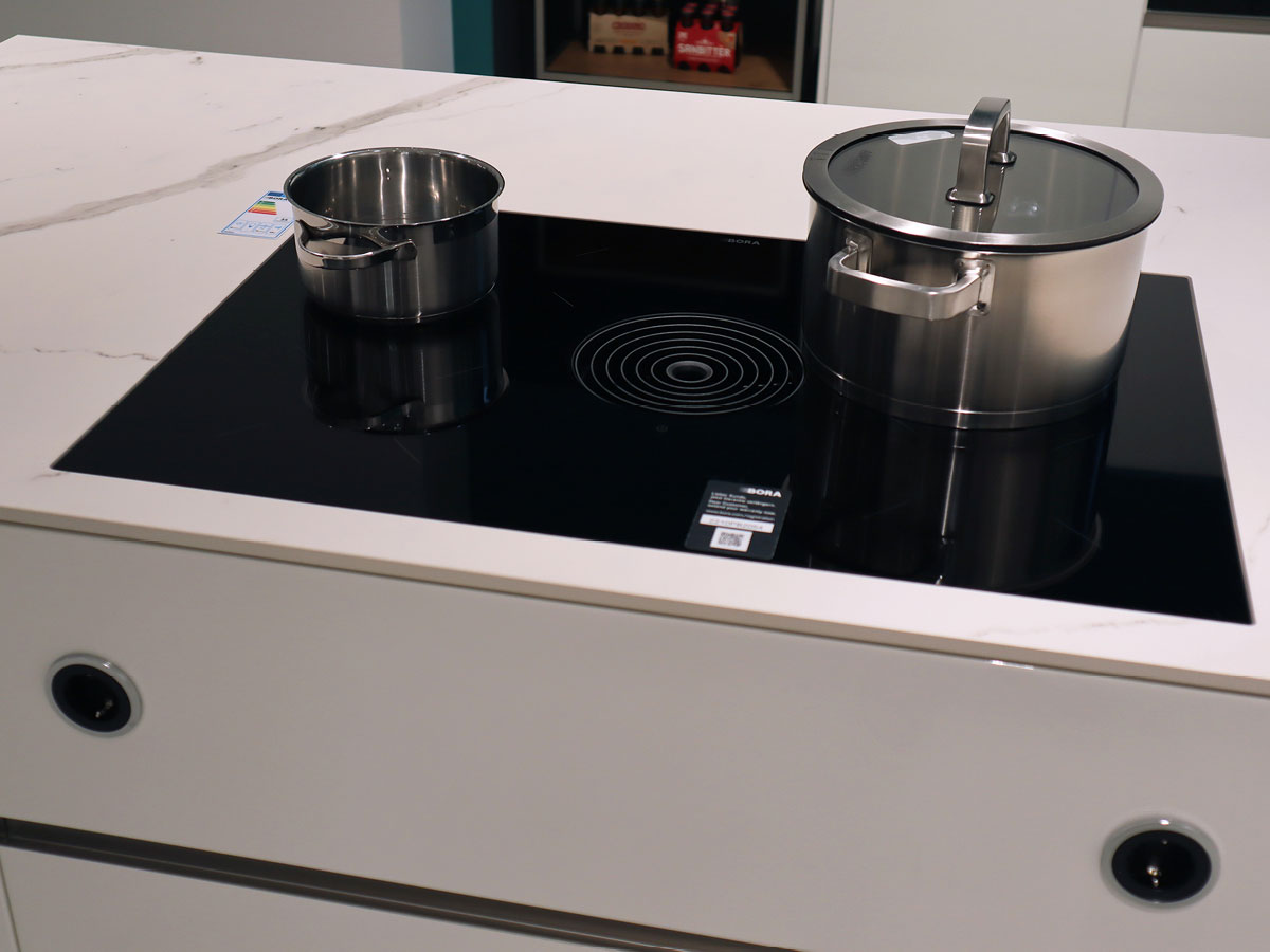 Häcker Design-Küche mit Schrankwand, Regal & Elektrogeräten - Musterküche MGH8