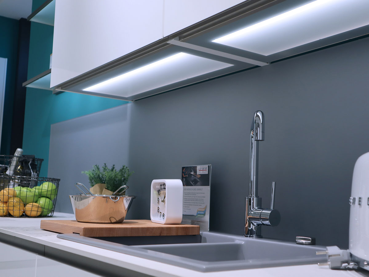 Häcker Design-Küche mit Schrankwand, Regal & Elektrogeräten - Musterküche MGH8