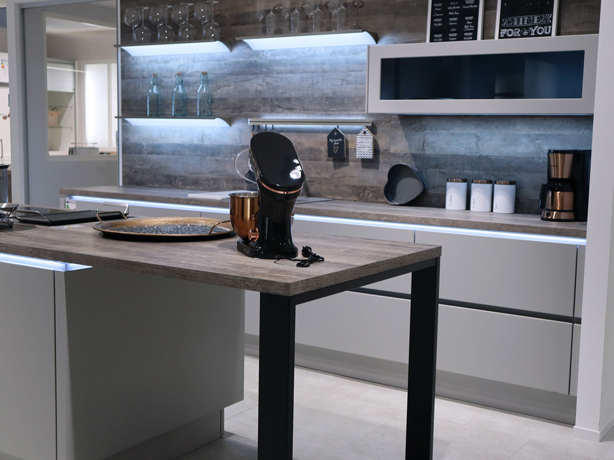 Nobilia Einbau-Küche mit Kochinsel, Sitzgelegenheit und Elektrogeräten - Musterküche MGH9