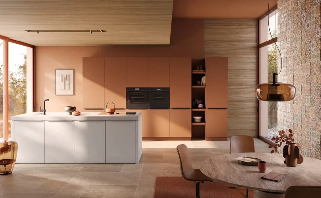 Moderne Küche mit Holz- und Erdtönen