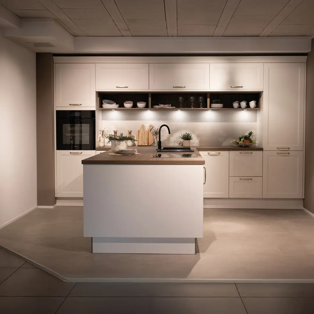 Moderne Küche mit Kücheninsel und Pflanzen