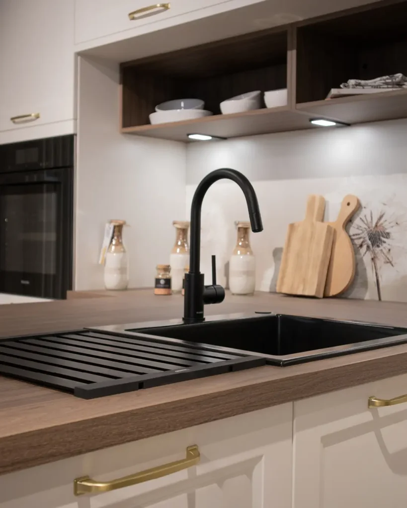 Moderne Küche mit schwarzem Waschbecken