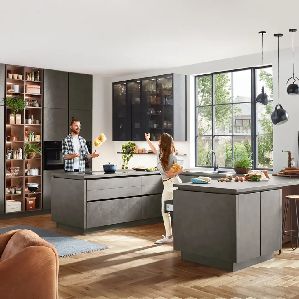 Moderne Küche mit zwei Personen beim Kochen