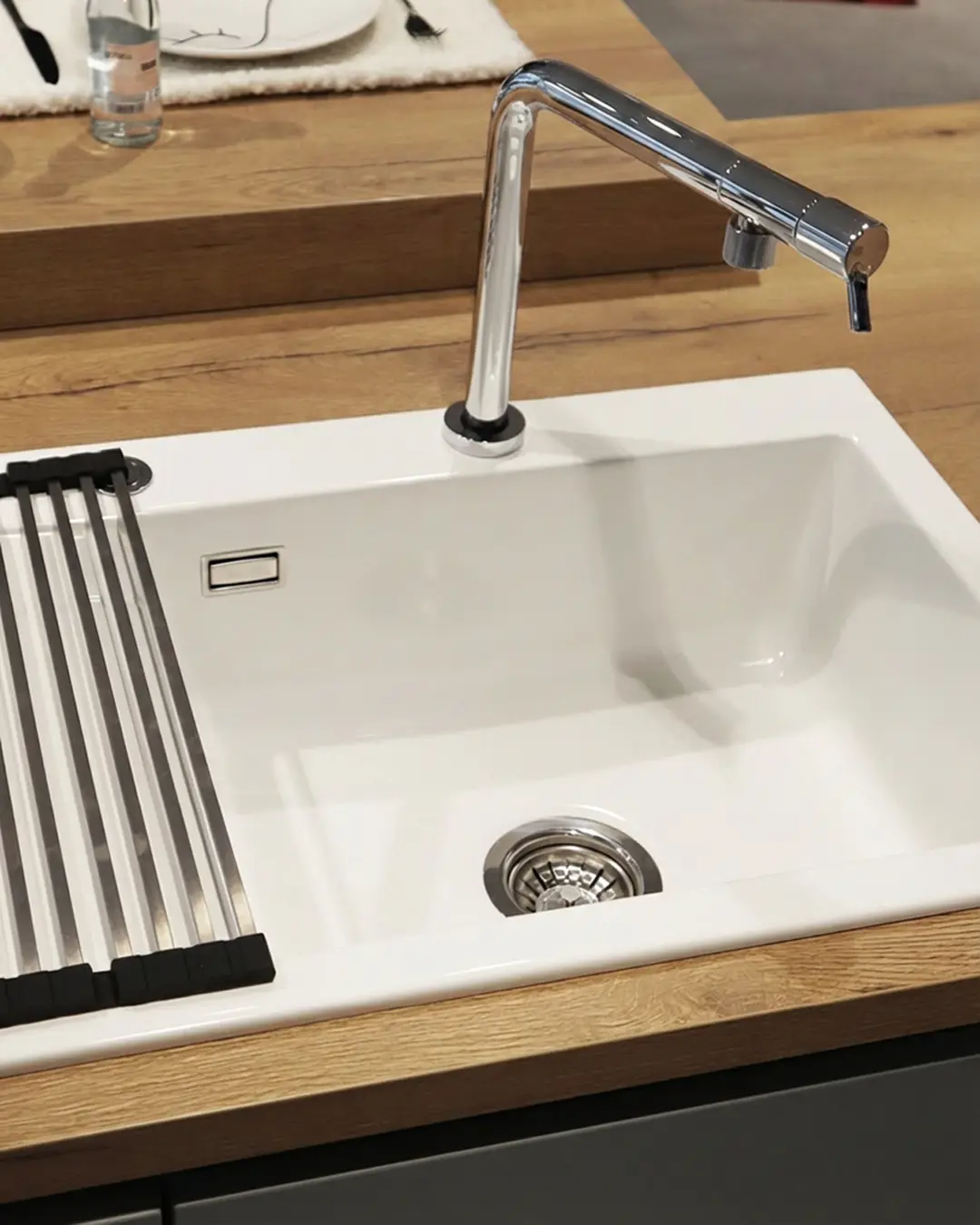 Moderne Spüle mit Wasserhahn und Ablage