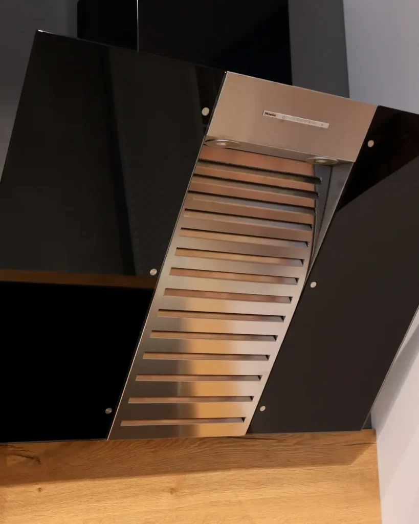 Moderne Dunstabzugshaube in schwarz und Edelstahl
