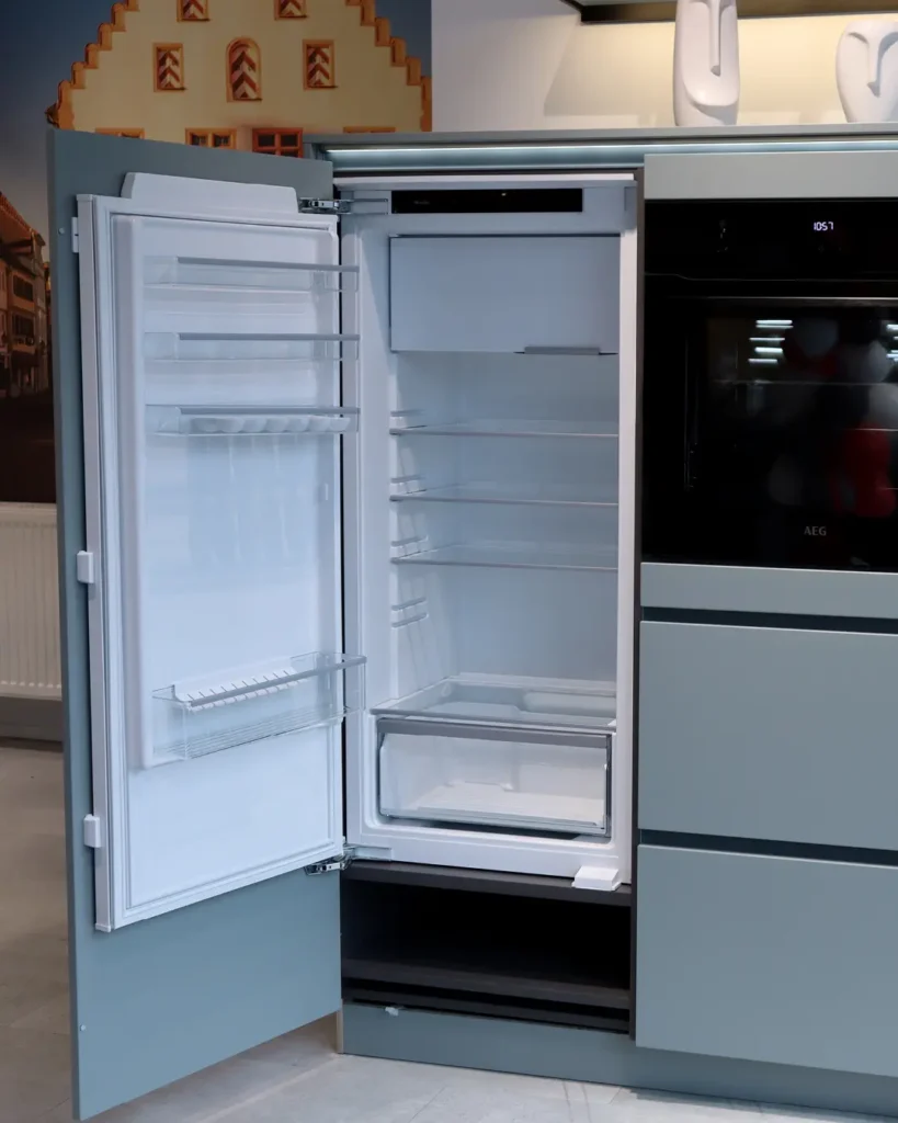 Offener Kühlschrank in moderner Küche