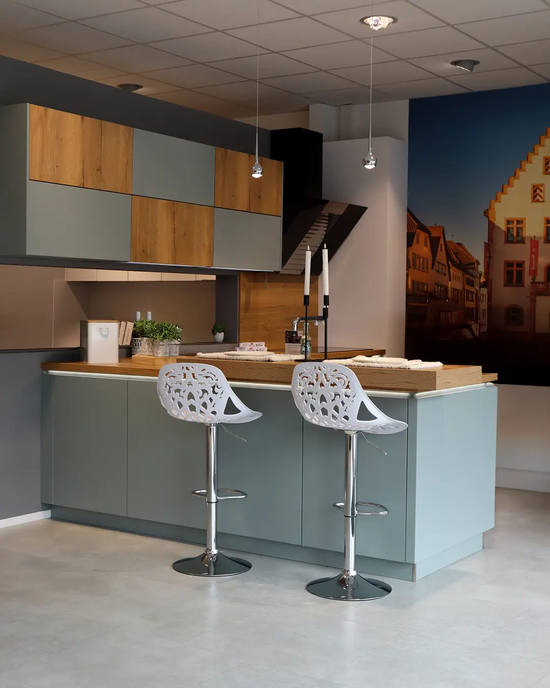 Moderne Küche mit Barhockern und Holzdetails