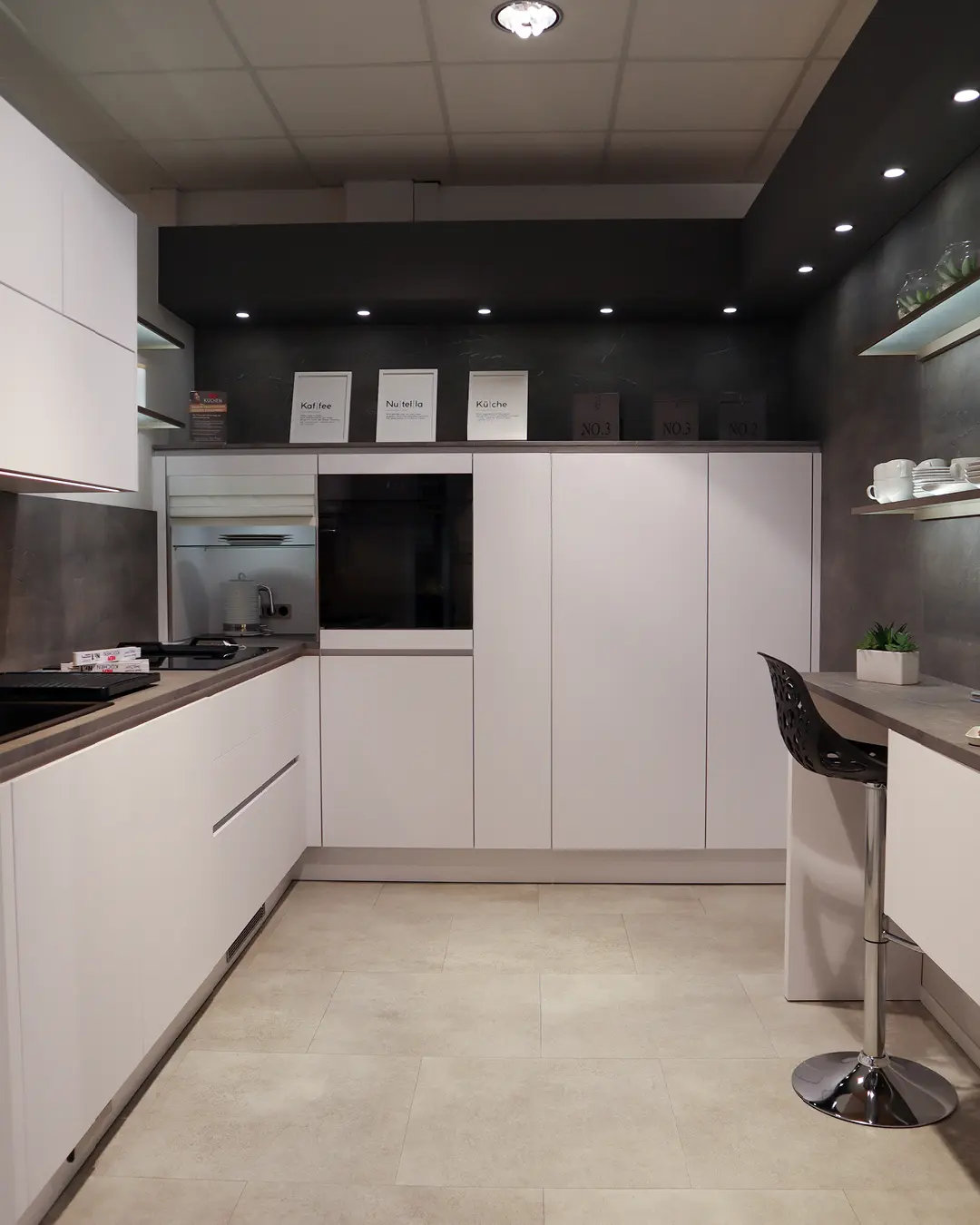 Moderne Küche mit weißen Möbeln und Theke