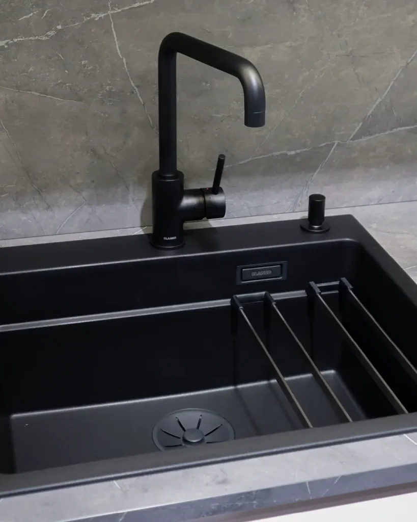 Schwarzes Spülbecken mit Wasserhahn