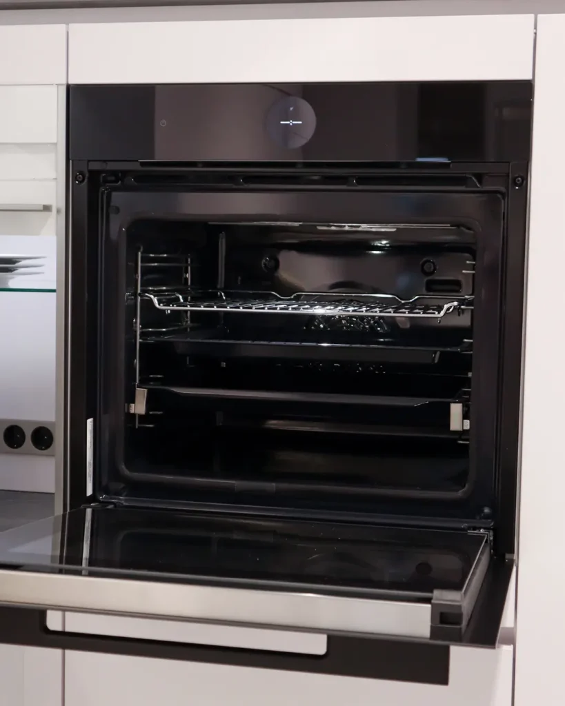 Moderne, offene Küchenschrank mit Backofen
