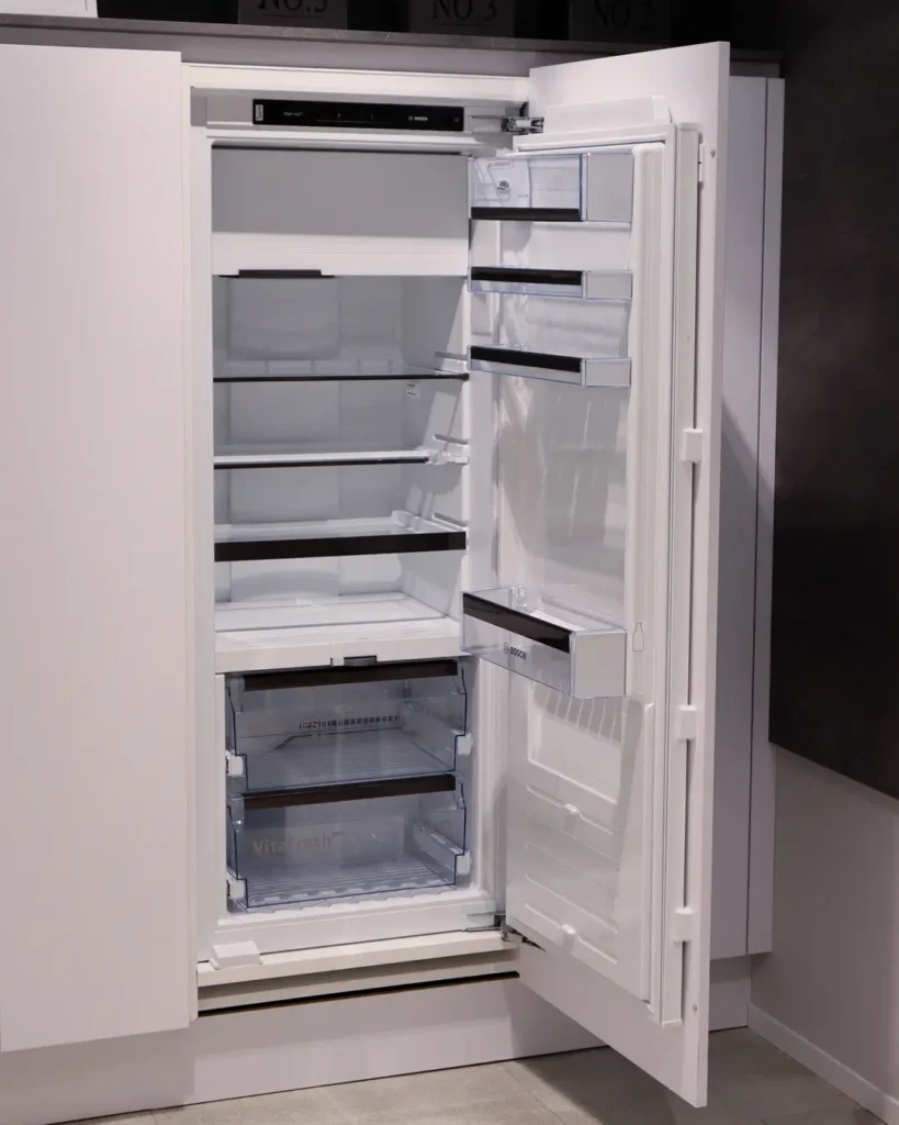 Offener Kühlschrank mit mehreren Fächern