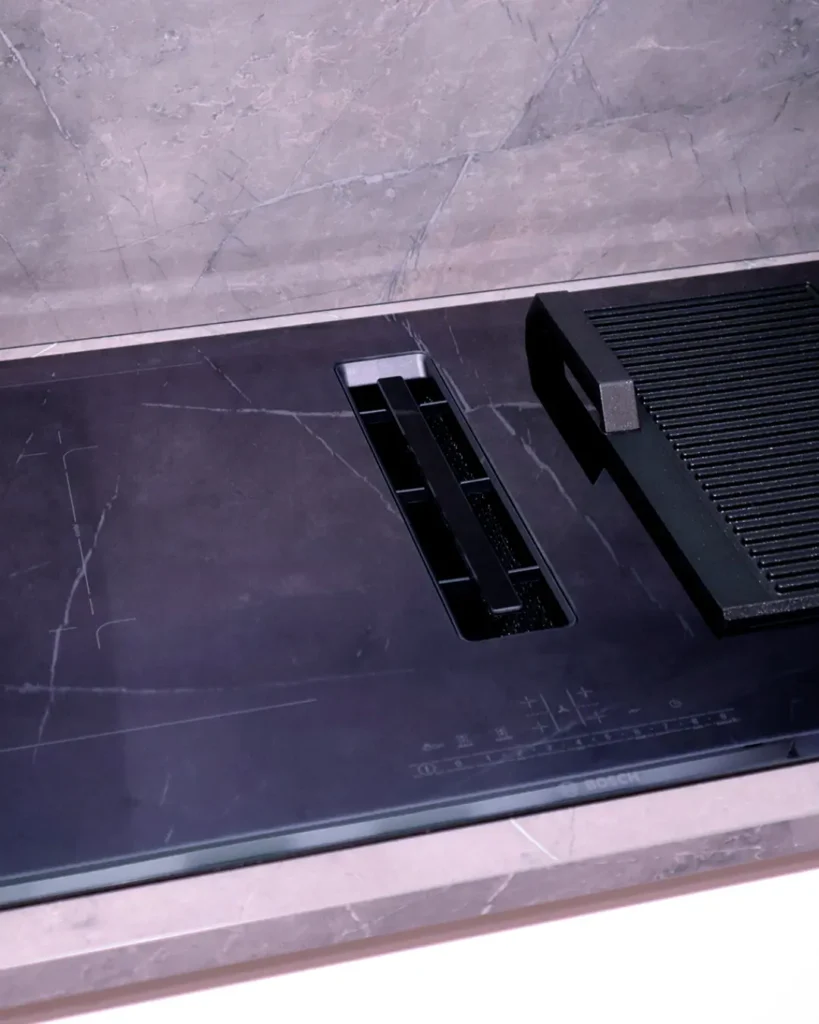 Moderne Kochplatte mit integriertem Griller