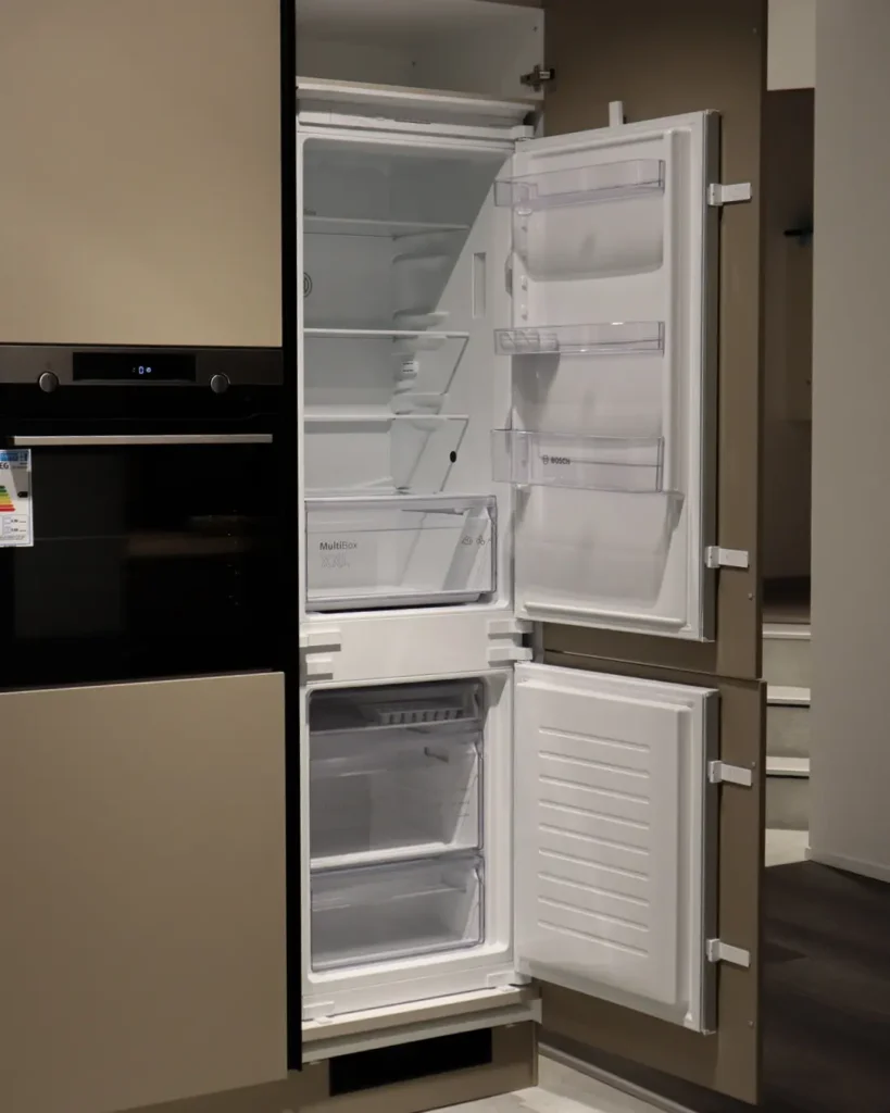 Offener Kühlschrank mit transparenten Fächern