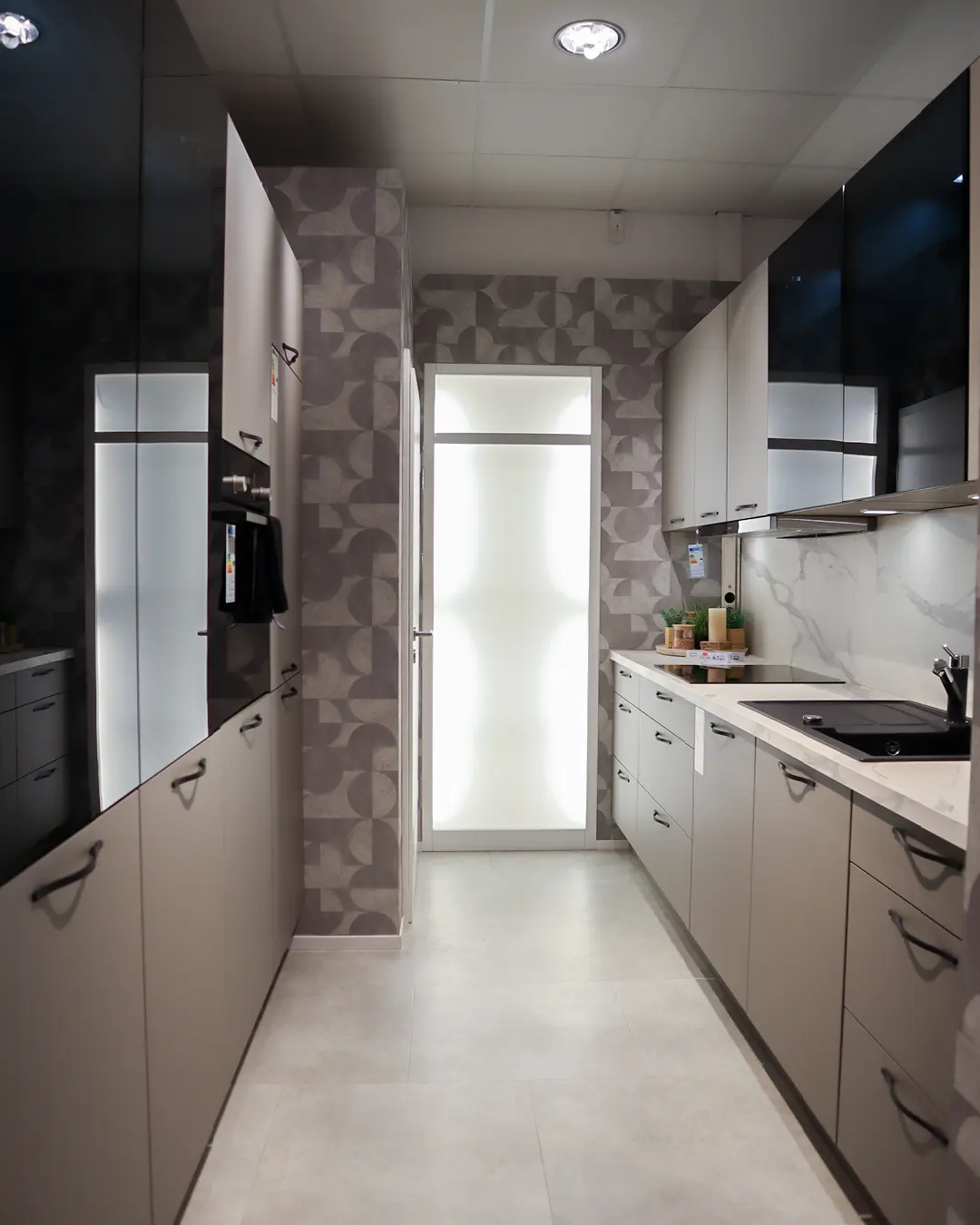 Moderne Küche mit eleganten Schränken