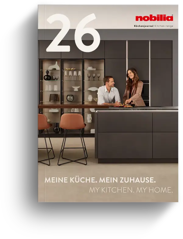 Moderne Küche mit Paar am Tisch.