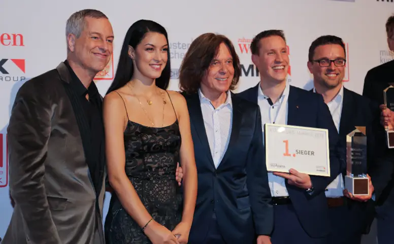 Gruppenfoto mit Gewinnern und Auszeichnungen