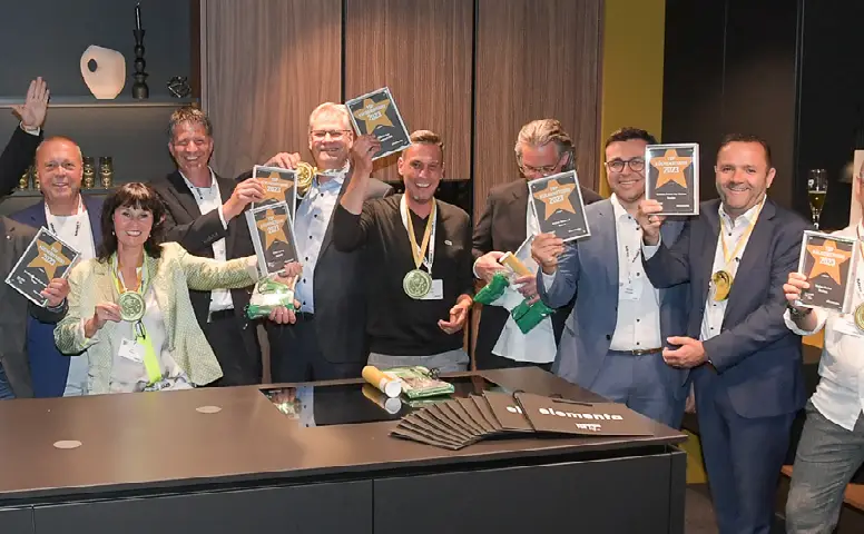 Gruppe feiert mit Auszeichnungen und Medaillen