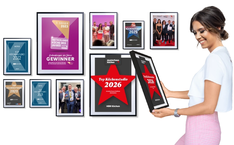 Auszeichnungen eines Küchenstudios mit Sieger-Trophäen.