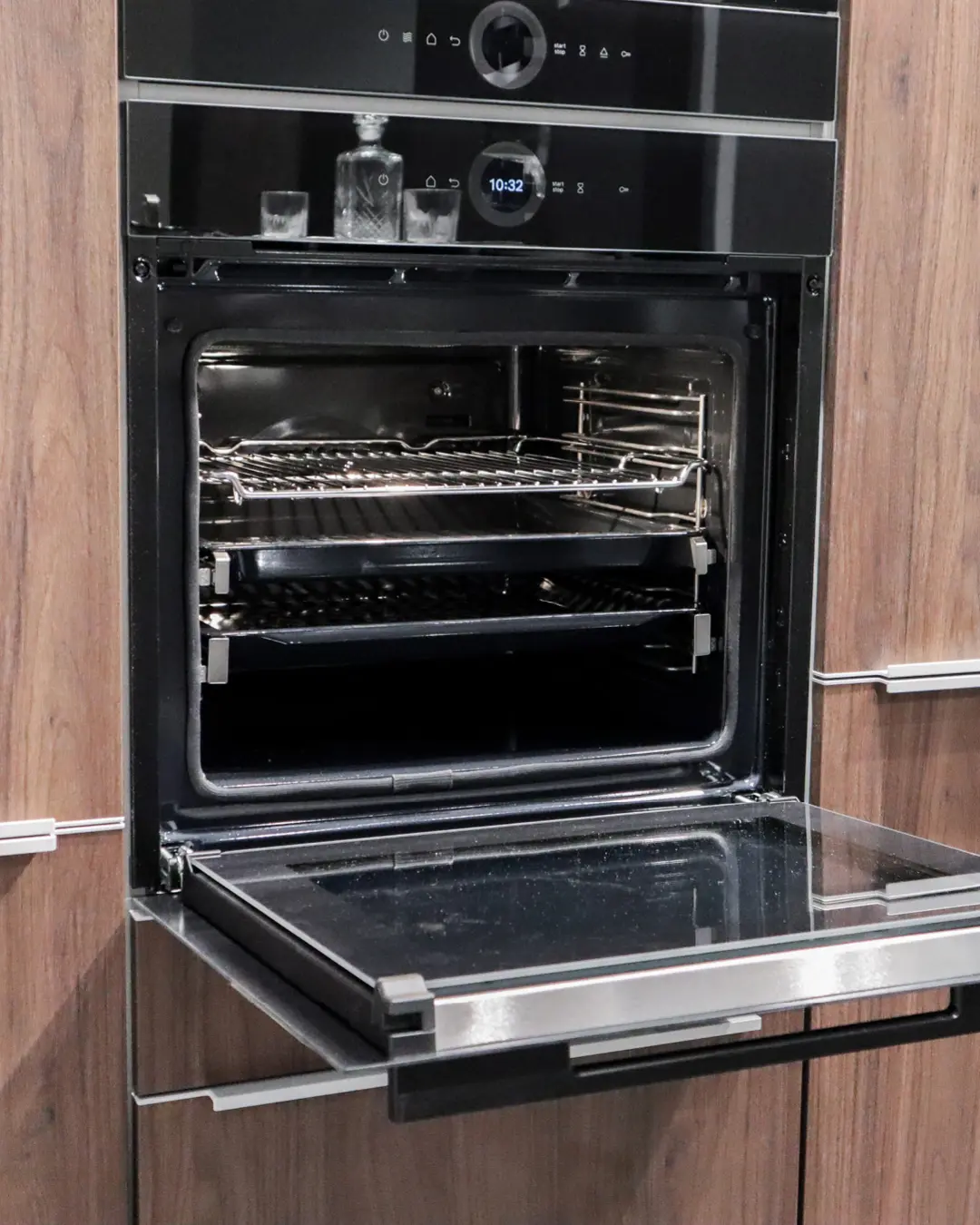Geöffneter Einbaubackofen mit Auszügen in Hochschrank in Holzoptik der Nobilia-Küche KSD12