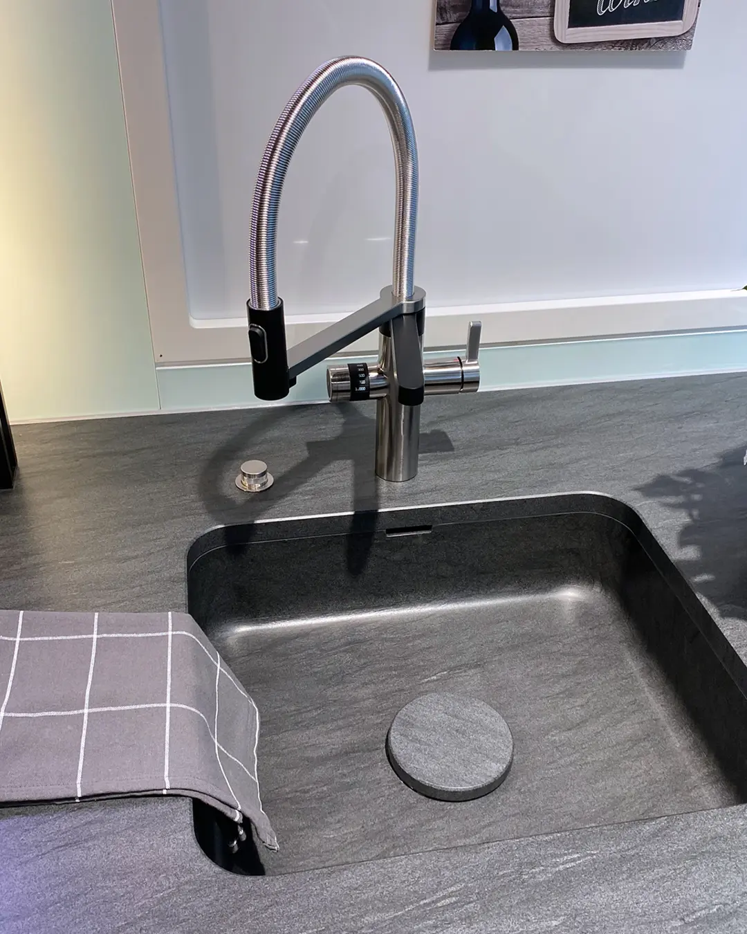 Unterbauspüle mit Edelstahl-Schlauchbrause-Armatur in dunkler Arbeitsplatte in Steinoptik der Nobilia Küche KSD13