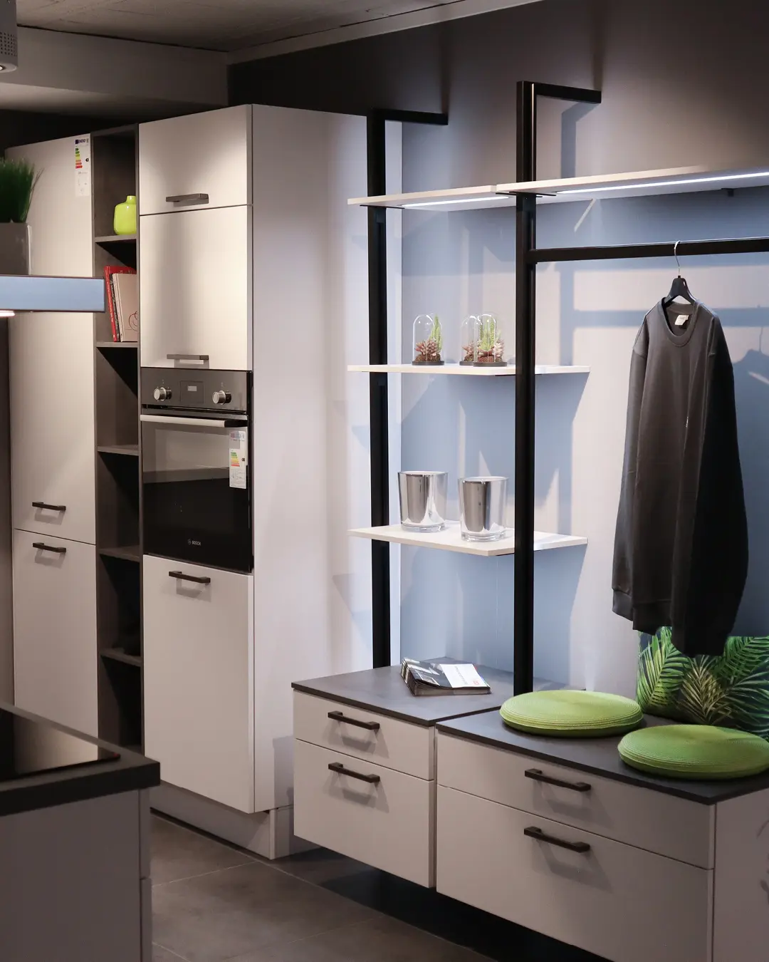 Graue Nobilia Küche mit Garderobe
