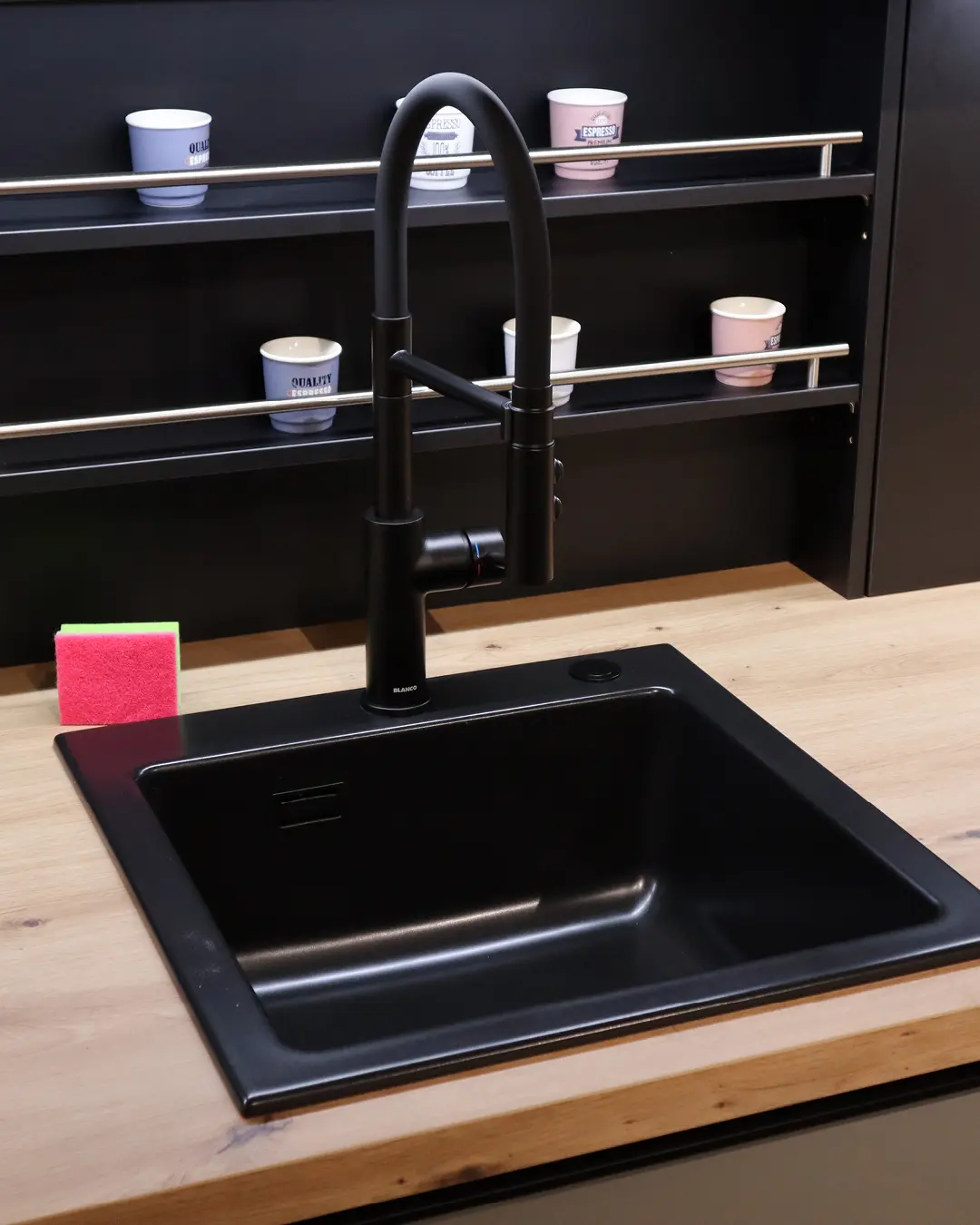 Schwarze Spüle mit schwarzer Hochdruckarmatur in Arbeitsplatte in Holzoptik der Nobilia Küche KSH14