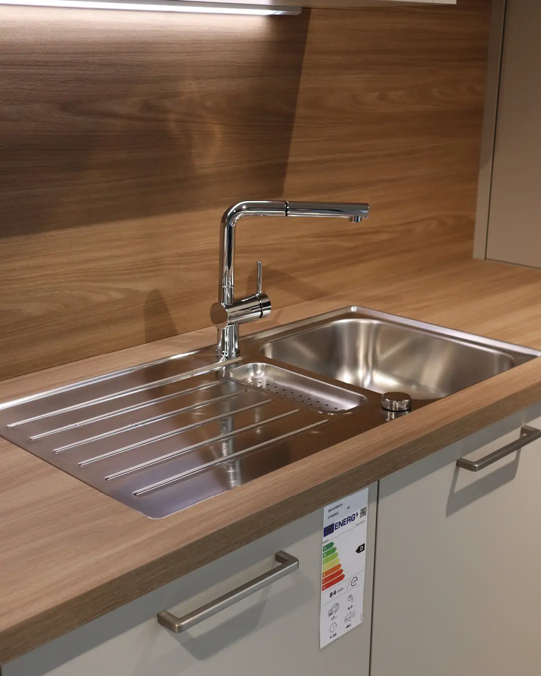 Edelstahlspüle mit Abtropffläche und Auszugsarmatur in der Leicht Küche Kaschmir Beige, Arbeitsplatte in Holzoptik