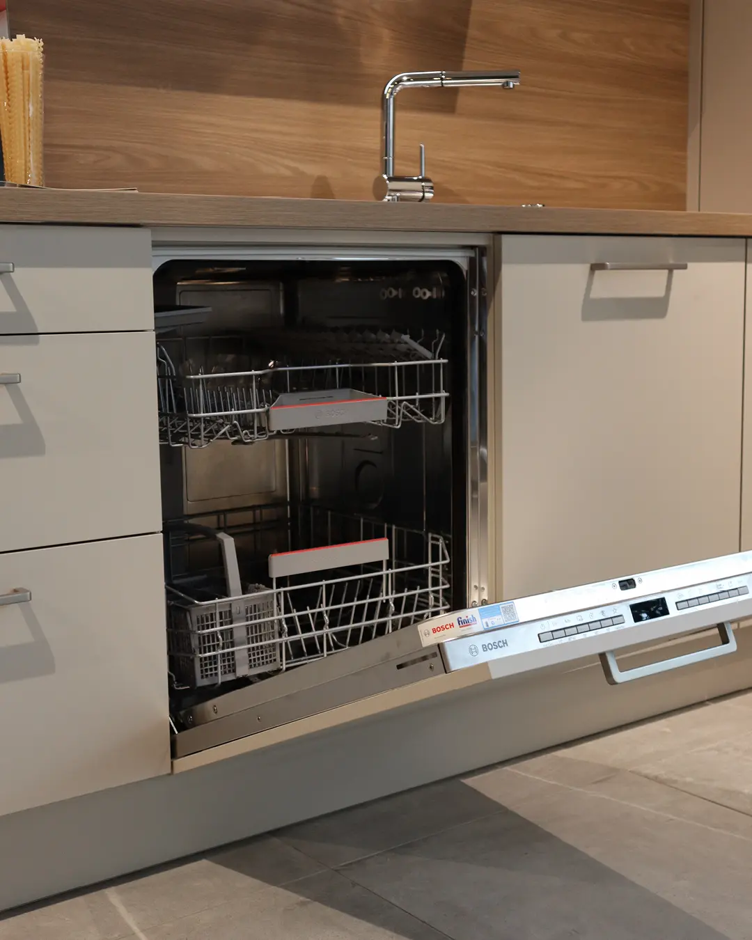 Geöffneter integrierter Bosch-Geschirrspüler in der Leicht Küche in L-Form in Kaschmir Beige