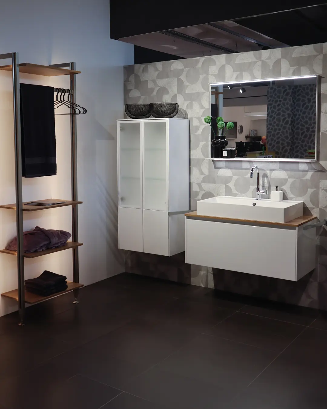 Weiße Badmöbel-Zeile von Nobilia mit Waschtisch, Hochschrank, Spiegel und offenem Regal in Holzoptik